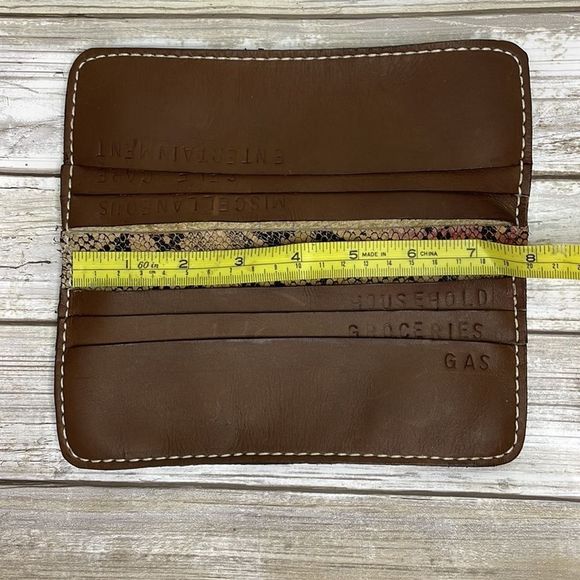 Leather snake skin wallet has cash pockets so that you can stick to your budget - Picture 13 of 14